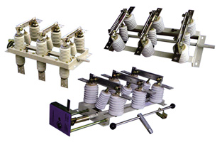 高壓隔離開關(guān)是發(fā)電廠和變電站電氣系統(tǒng)中重要的開關(guān)電器，需與高壓斷路器配套使用。隔離開關(guān)適用于三相交流50Hz，額定電壓12KV的戶內(nèi)裝置。供高壓設(shè)備的有電壓而列負(fù)荷載的情況下接通，切斷或轉(zhuǎn)換線路之用。其主要功能是：保證高壓電器及裝置在檢修工作時(shí)的安全，起隔離電壓的作用，不能用與切斷、投入負(fù)荷電流和開斷短路電流，僅可用于不產(chǎn)生強(qiáng)大電弧的某些切換操作，即是說它不具有滅弧功能；按安裝地點(diǎn)不同分為：屋內(nèi)式和屋外式；按絕緣支柱數(shù)目分為：單柱式，雙柱式和三柱式，各電壓等級都有可選設(shè)備。